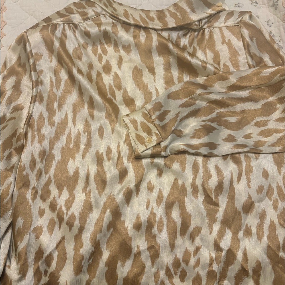 Animal print, button back, folded collar